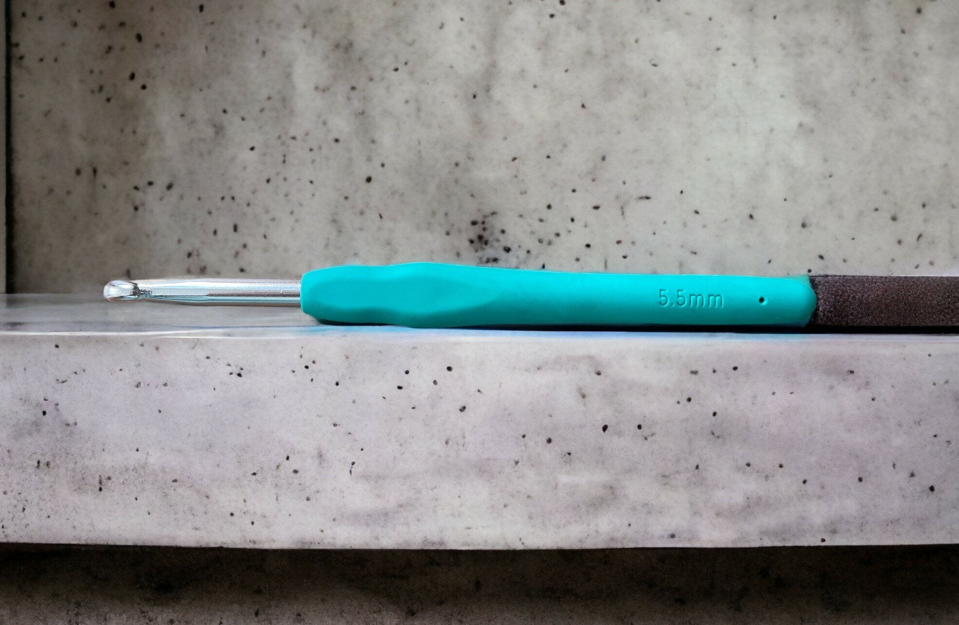 Крючок для вязания, с силиконовой ручкой, d = 5.5 мм, 14 см