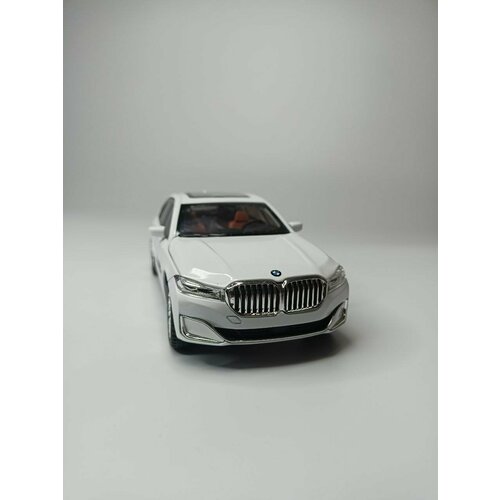 Модель автомобиля BMW M7 коллекционная металлическая игрушка масштаб 1:24 белый