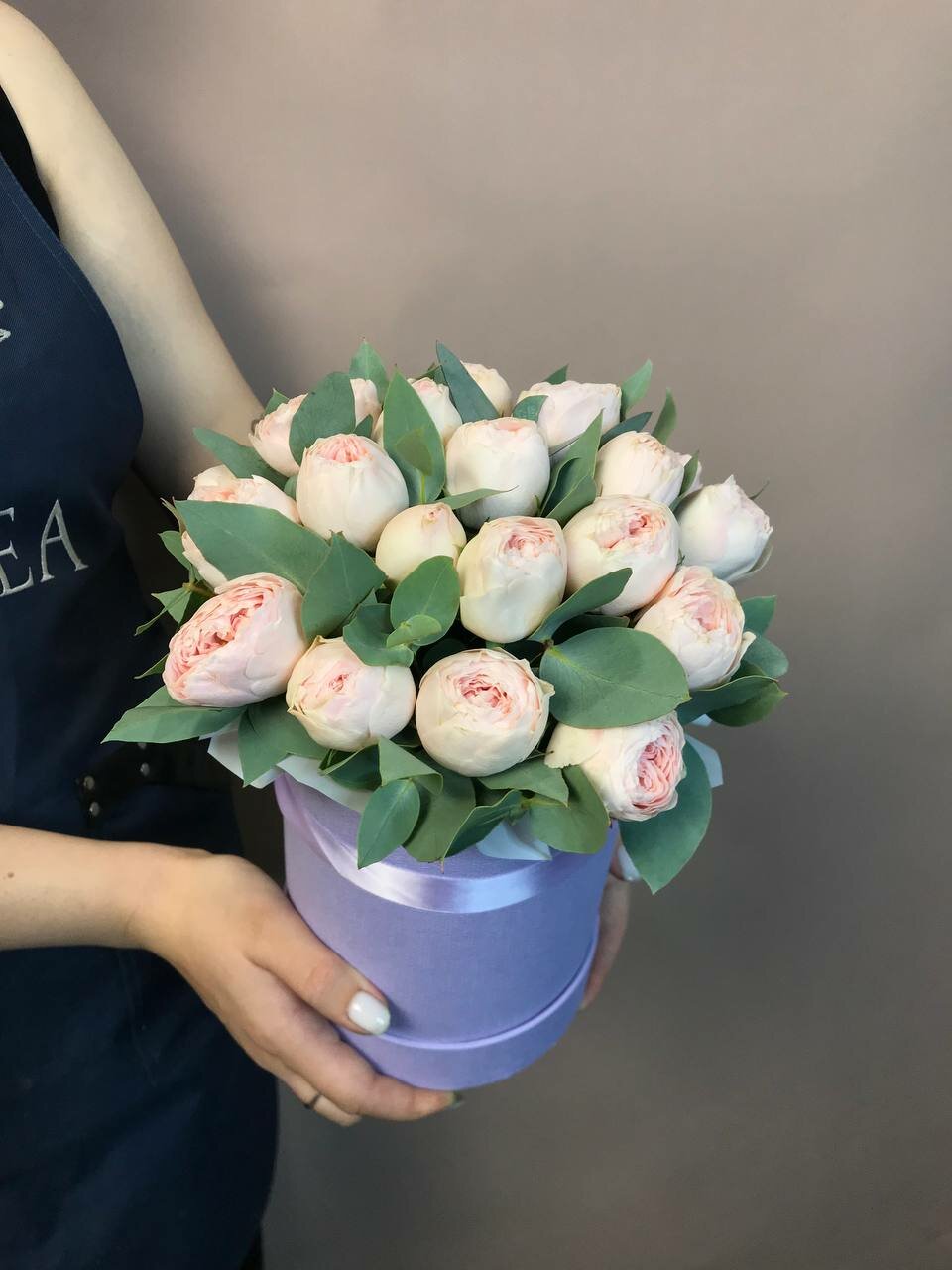Букет Protea "Пионовидная Роза Менсфилд" 5 роз 28см в шляпной коробке