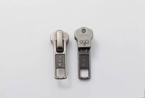 Бегунок YKK для металлической молнии. Тип 5. Для ремонта кожаных и джинсовых курток, пальто, плащей, пуховиков парок комбинезонов. Тактической и охотничьей одежды, рюкзаков сумок чемоданов и обуви — фото 1
