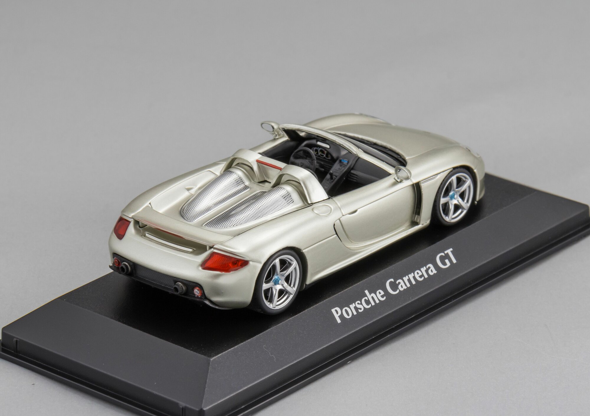 Коллекционная масштабная модель 1:43 Porsche Carrera GT - 2003 от Maxichamps — фото 1