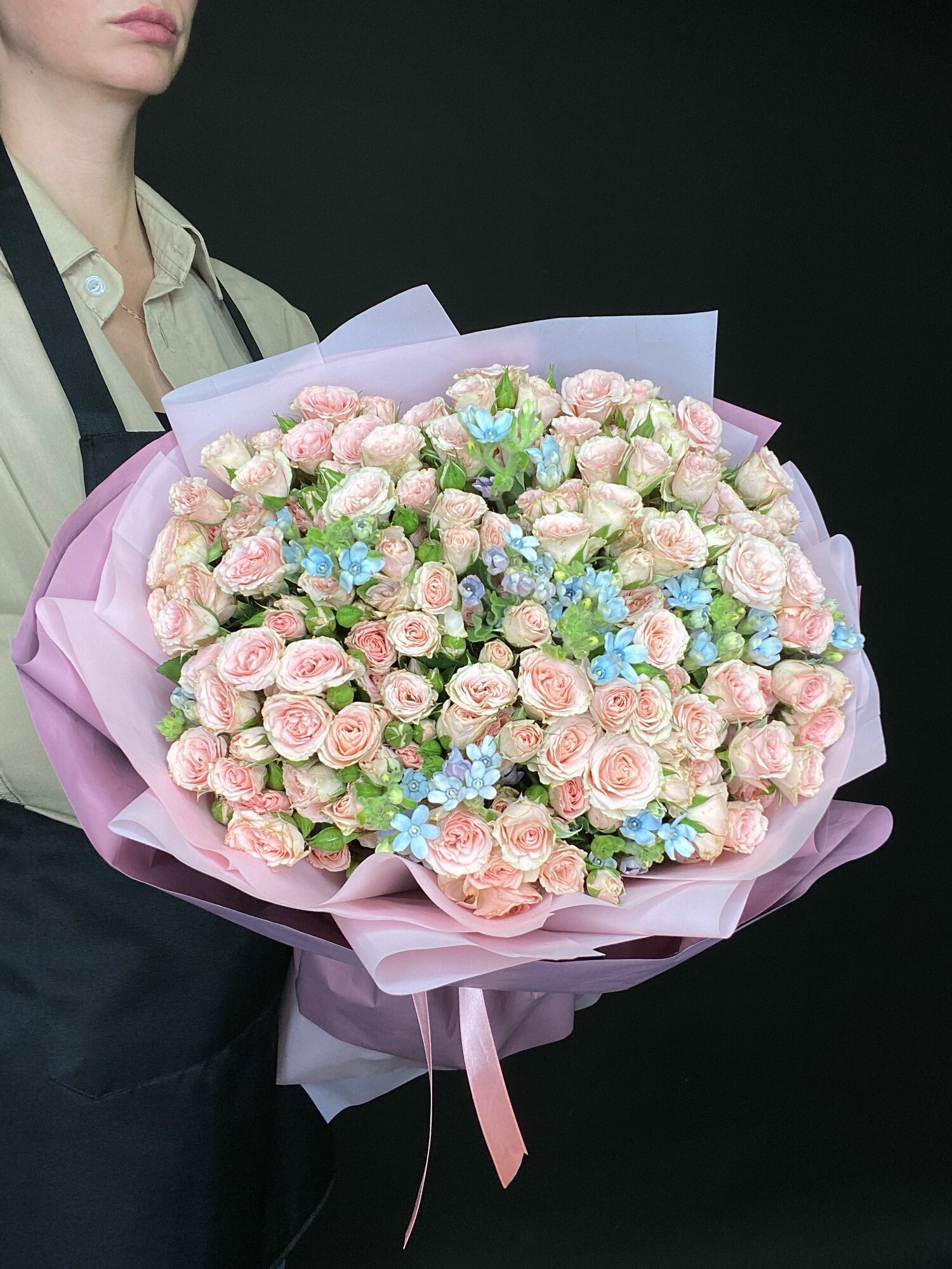 Розы с фрезиями