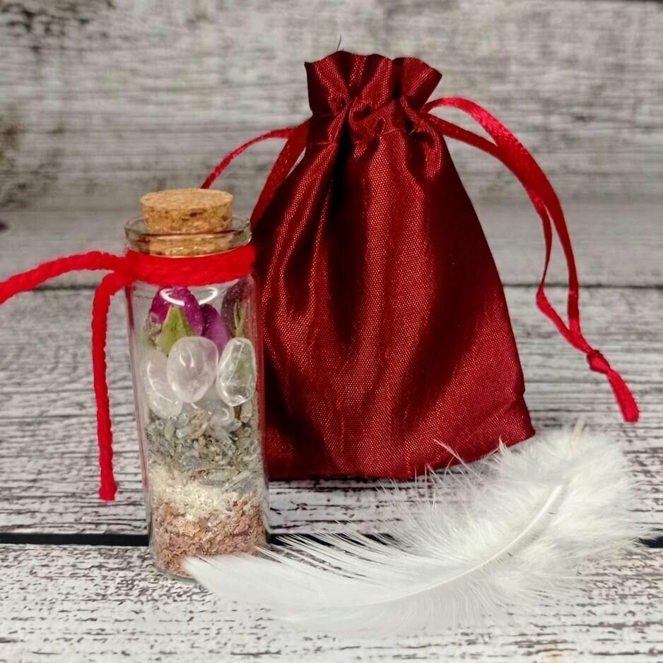 Ведьмина бутылка Любовь и отношения + мешочек (1 шт. 5 см.) / магический оберег, амулет (Набор трав, розовый кварц.)