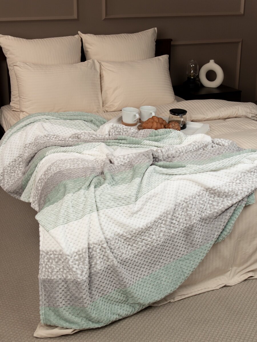 Плед TexRepublic Deco Lux 150х200 см, 2 спальный, велсофт, покрывало на диван, теплый, мягкий, бежевый с принтом полосы - фотография № 2