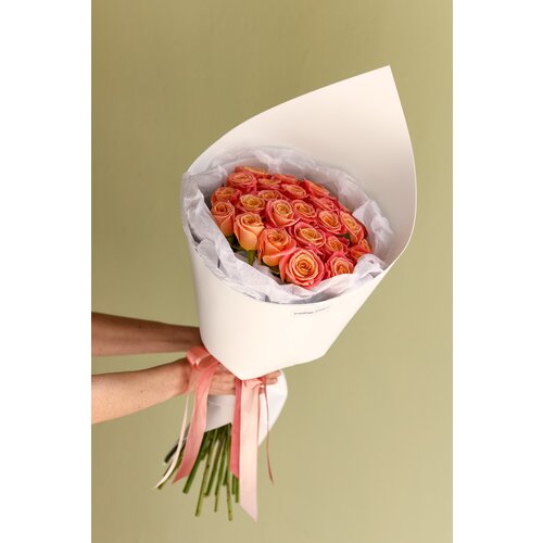 Моно-букет из 25 розово-персиковых роз «Мисс Пигги» с упаковкой