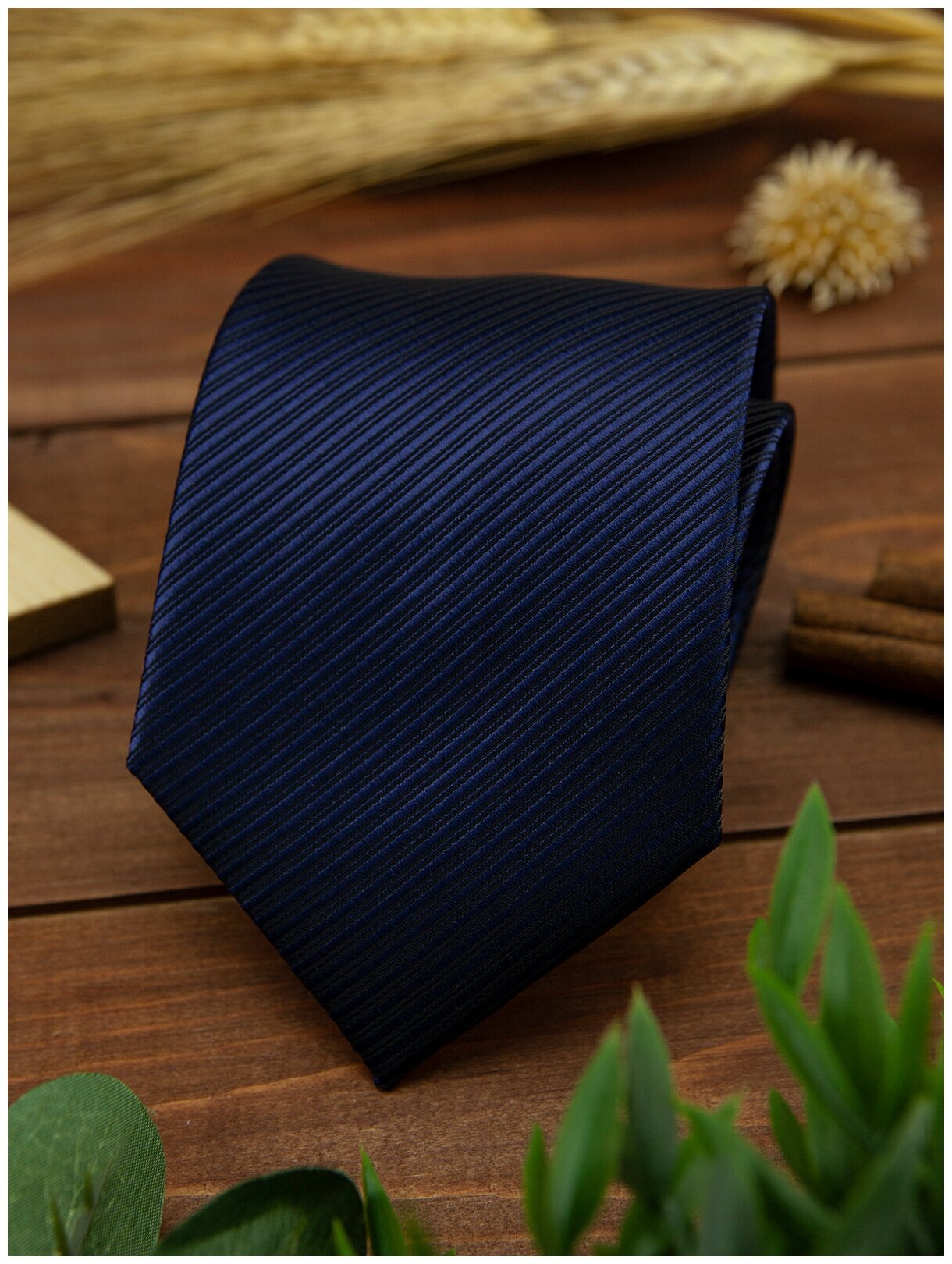 Широкий галстук мужской жаккардовый однотонный с полосатой текстурой темно-синий