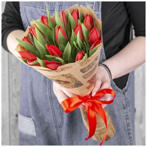 Красивый букет красных тюльпанов на 8 марта