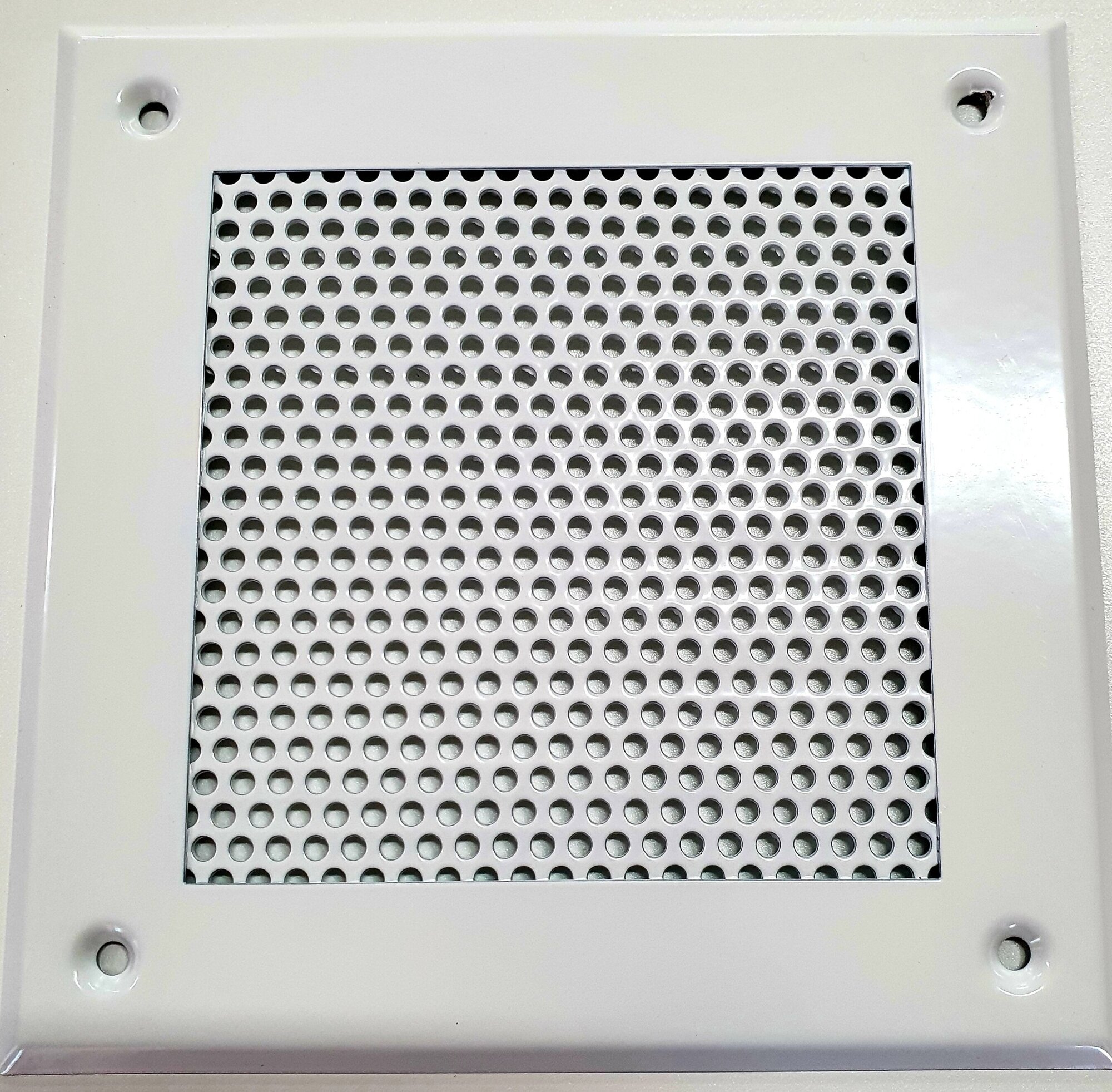 Вентиляционная решетка металлическая 200х200мм, тип перфорации кружок (Rv 3-5), цвет белый.