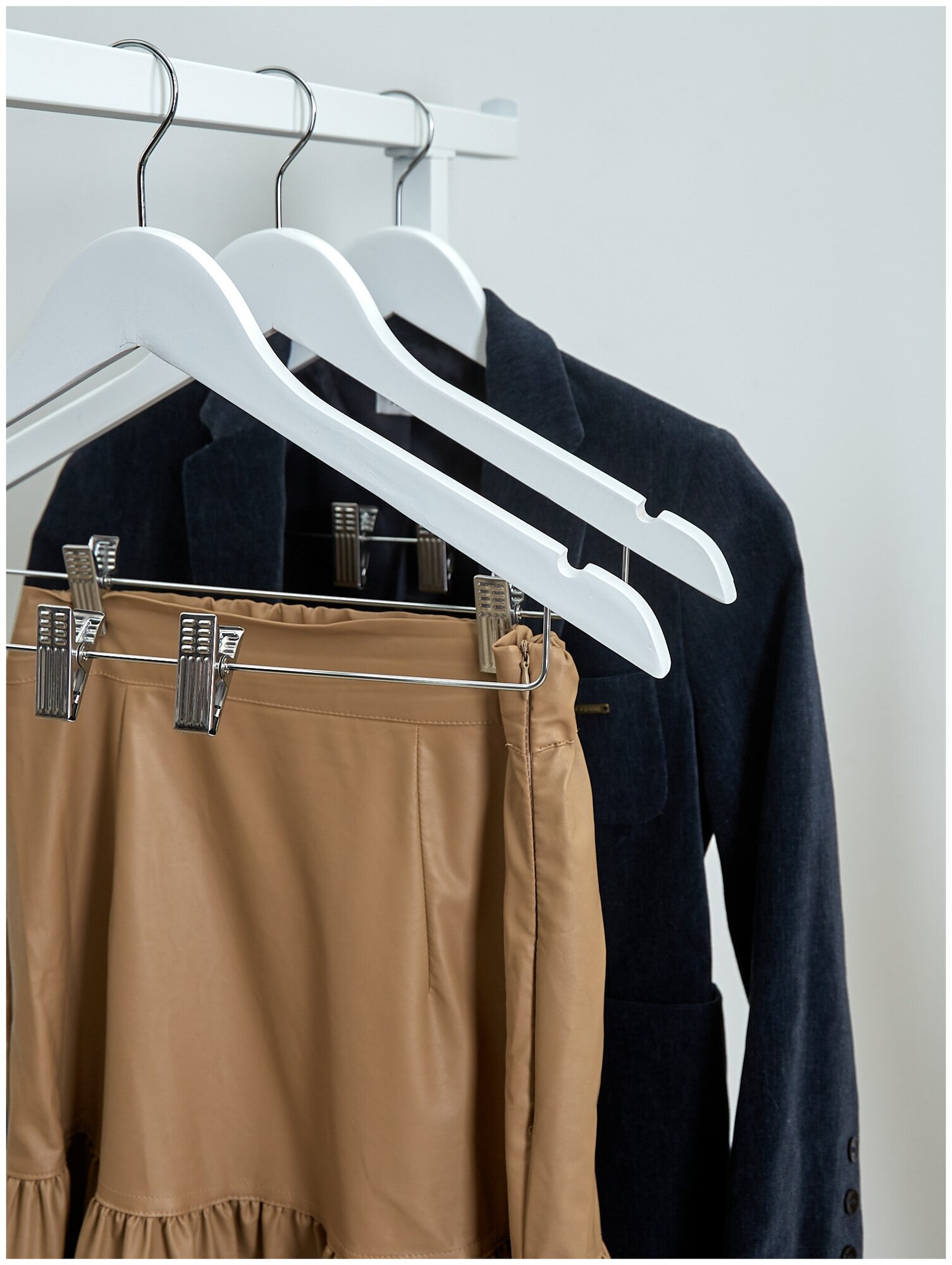 Вешалки-плечики для одежды, костюма, брюк и юбок с прищепками (зажимами) деревянные, L-450 мм, цвет белый, комплект 3 штуки - фотография № 4