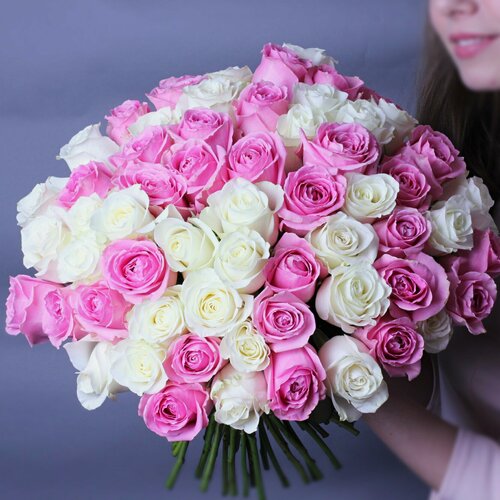 Изображение товара Монобукет из 51 белой и розовой розы. Для романтического настроения.