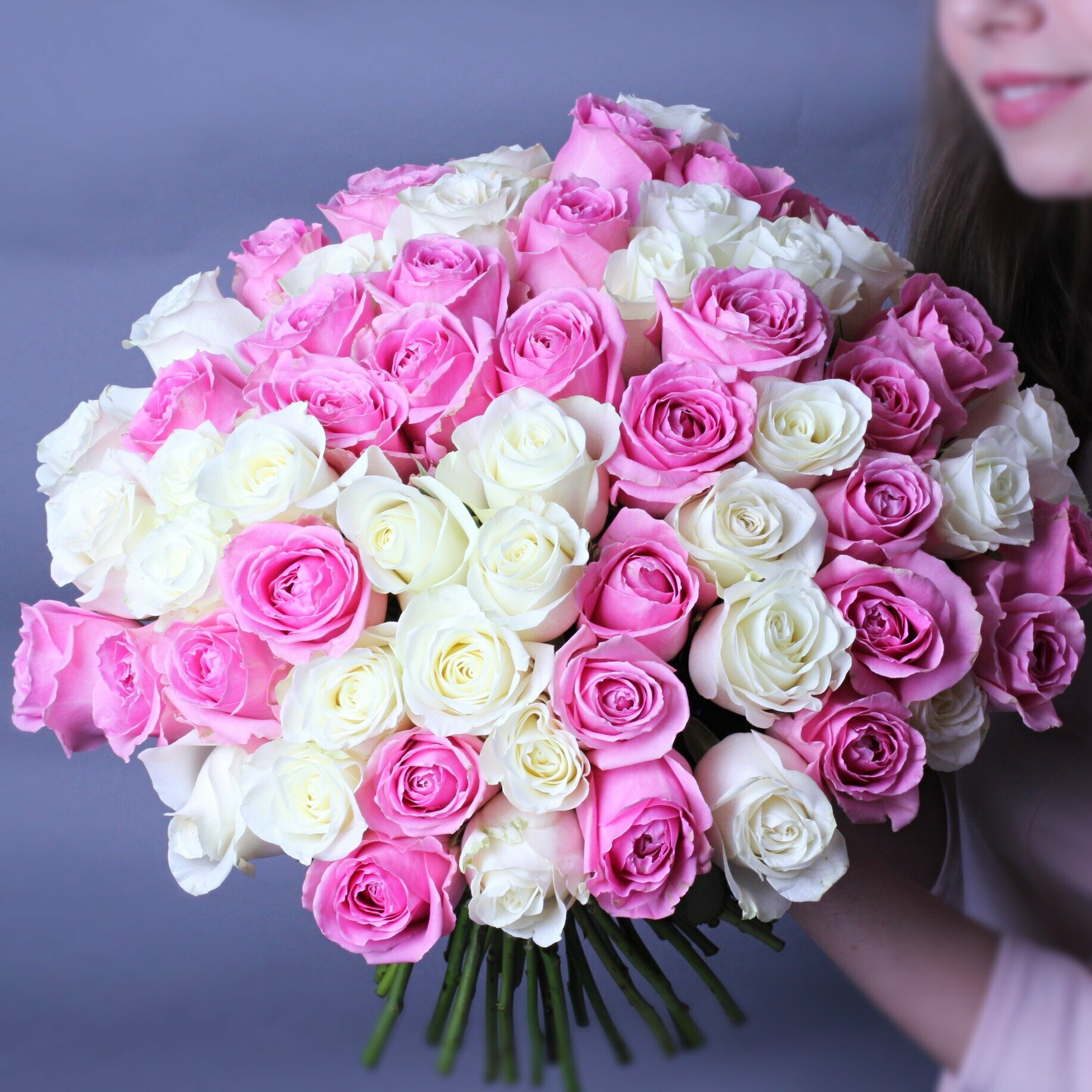 Букет 45 роз микс бело-розовый
