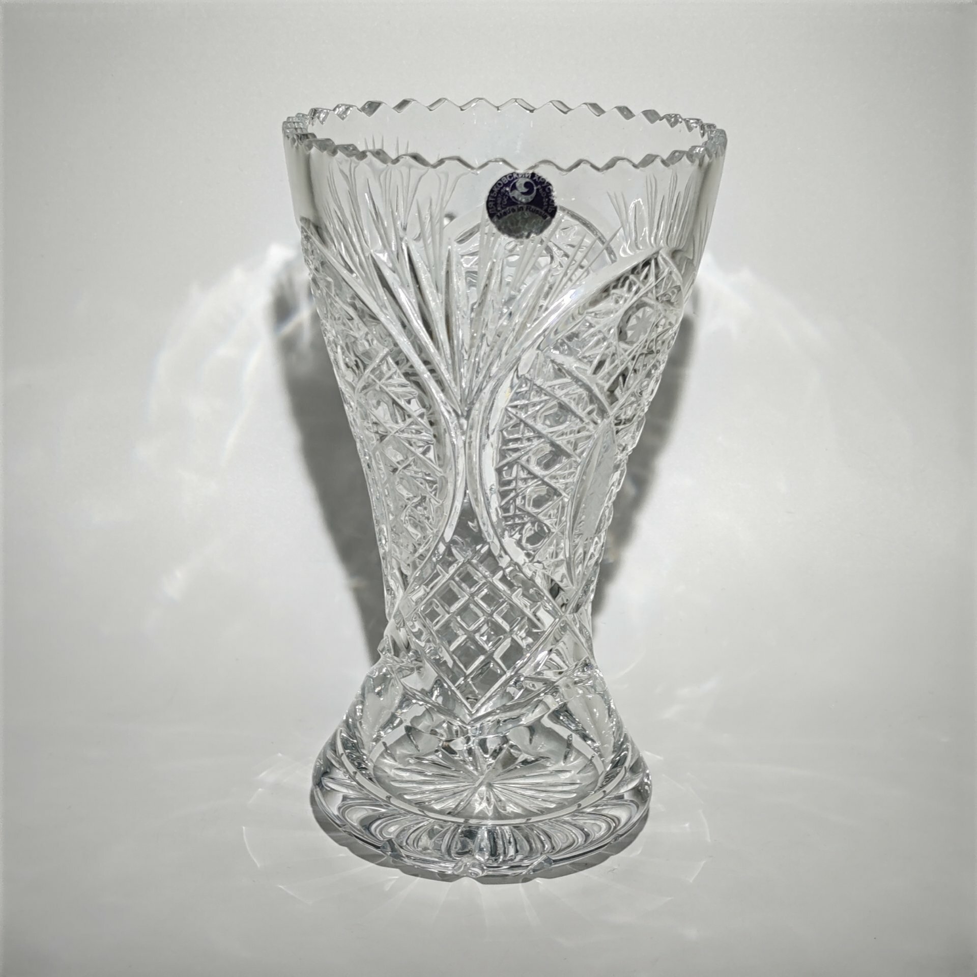 фото Ваза для цветов с рельефным декором, хрусталь, алмазная грань