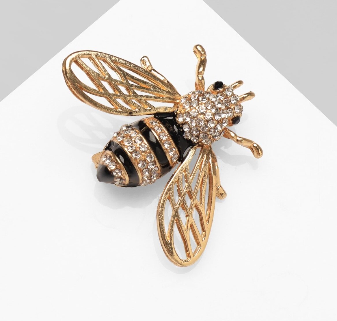 Брошь Queen Fair  стразы  эмаль  1 шт   черно белый в золоте