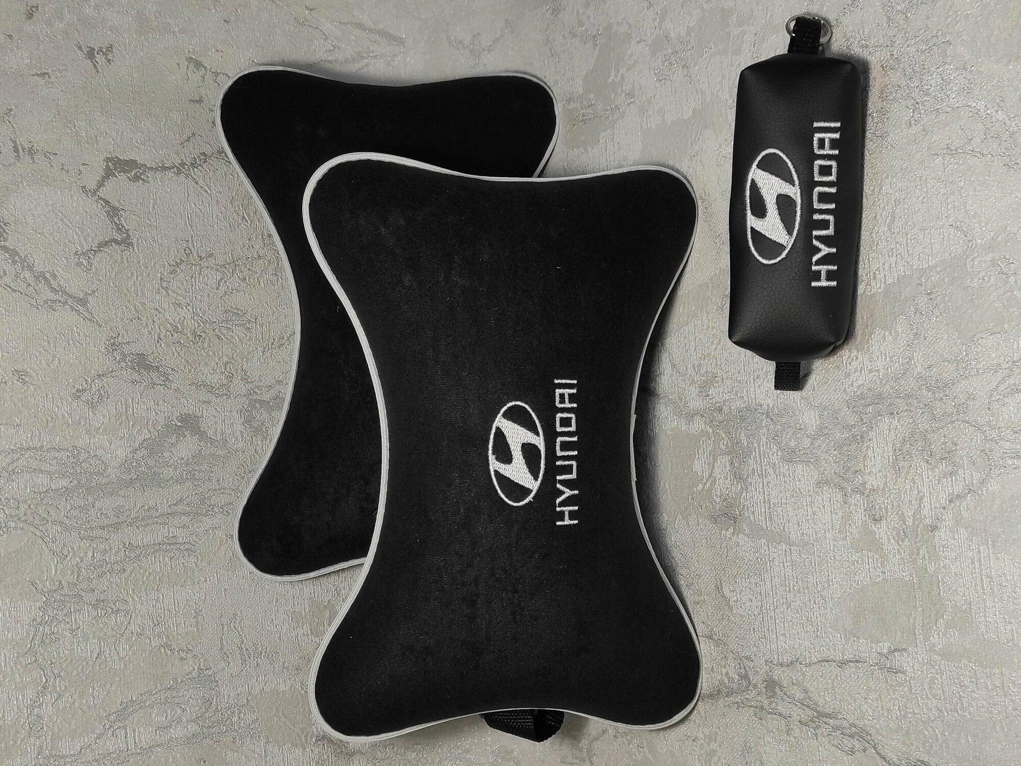 Подарочный набор: подушка на подголовник из велюра и ключница с логотипом HYUNDAI комплект 3 предмета