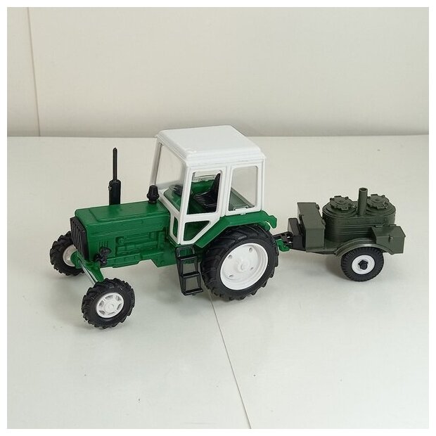 Масштабная модель "МОМ" Трактор МТЗ-82 с прицепом полевая кухня (пластик) зеленый/белый, 1:43