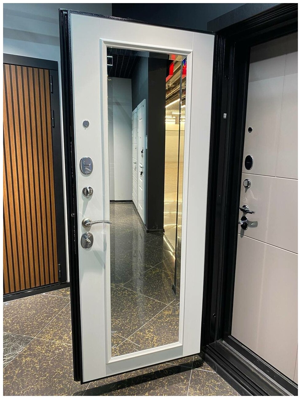 Входная металлическая дверь для дома с терморазрывом ATLANTIK с внутренней панелью с зеркалом фацет-белый софт, размер по коробке 880х2050, правая - фотография № 5
