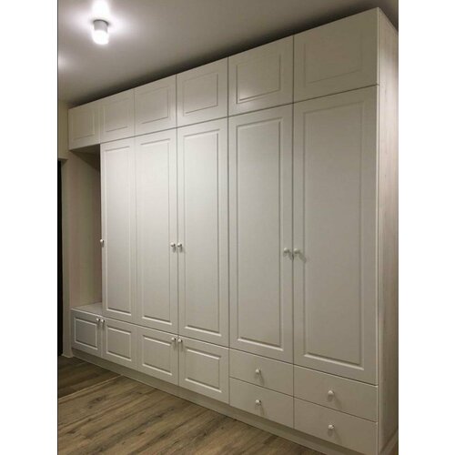 Встроенная белая прихожая с антресолями в классическом стиле