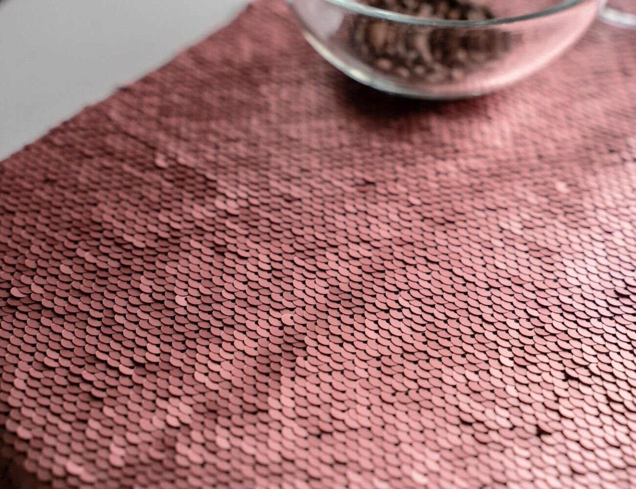 фото Ткань для декорирования/дорожка для стола экстравагантная с двусторонними пайетками, розовая, 25х125 см, Koopman International