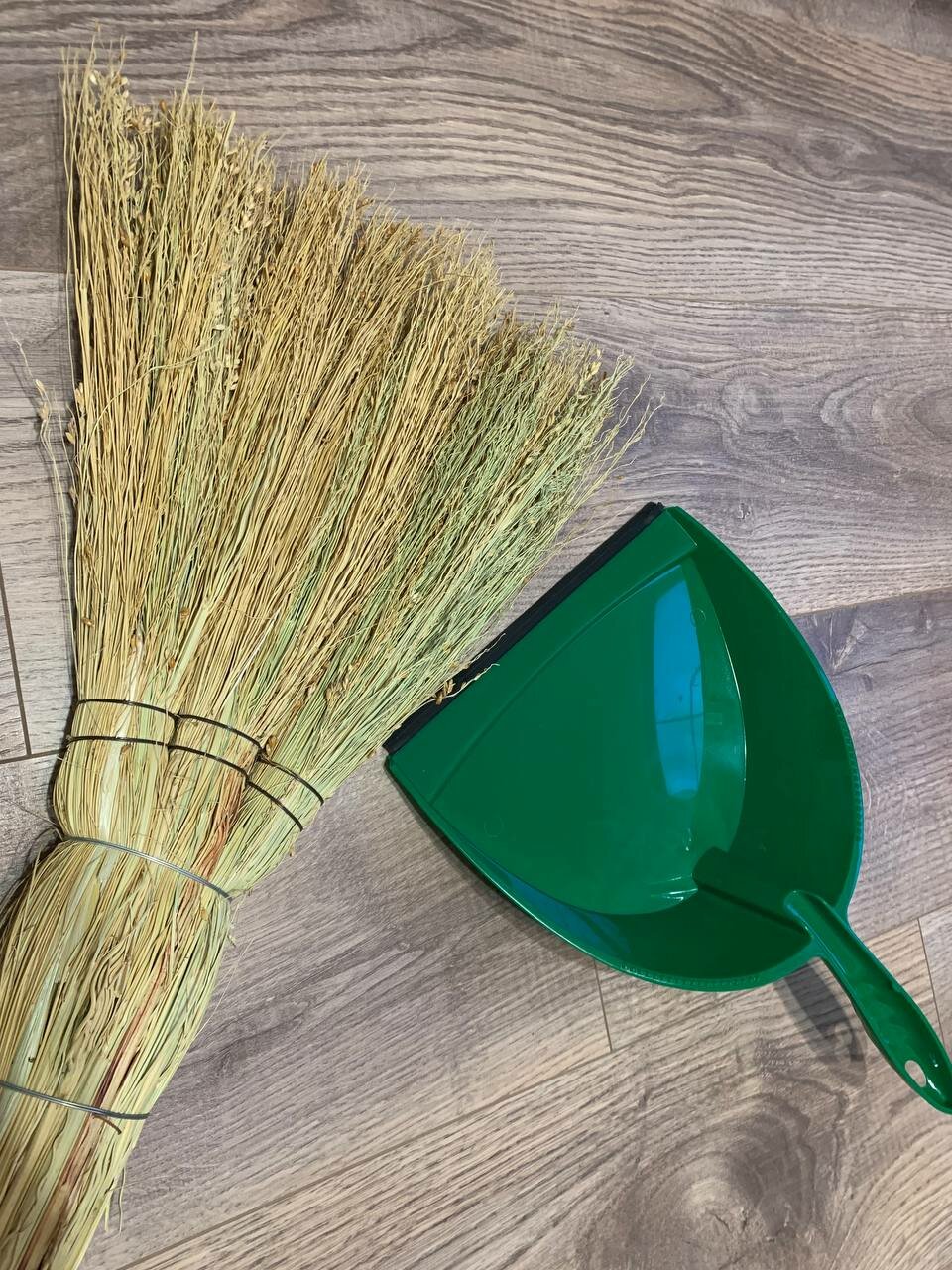 Веник натуральный с совком для дома, 70 см, маленький, сорго люкс — фото 1