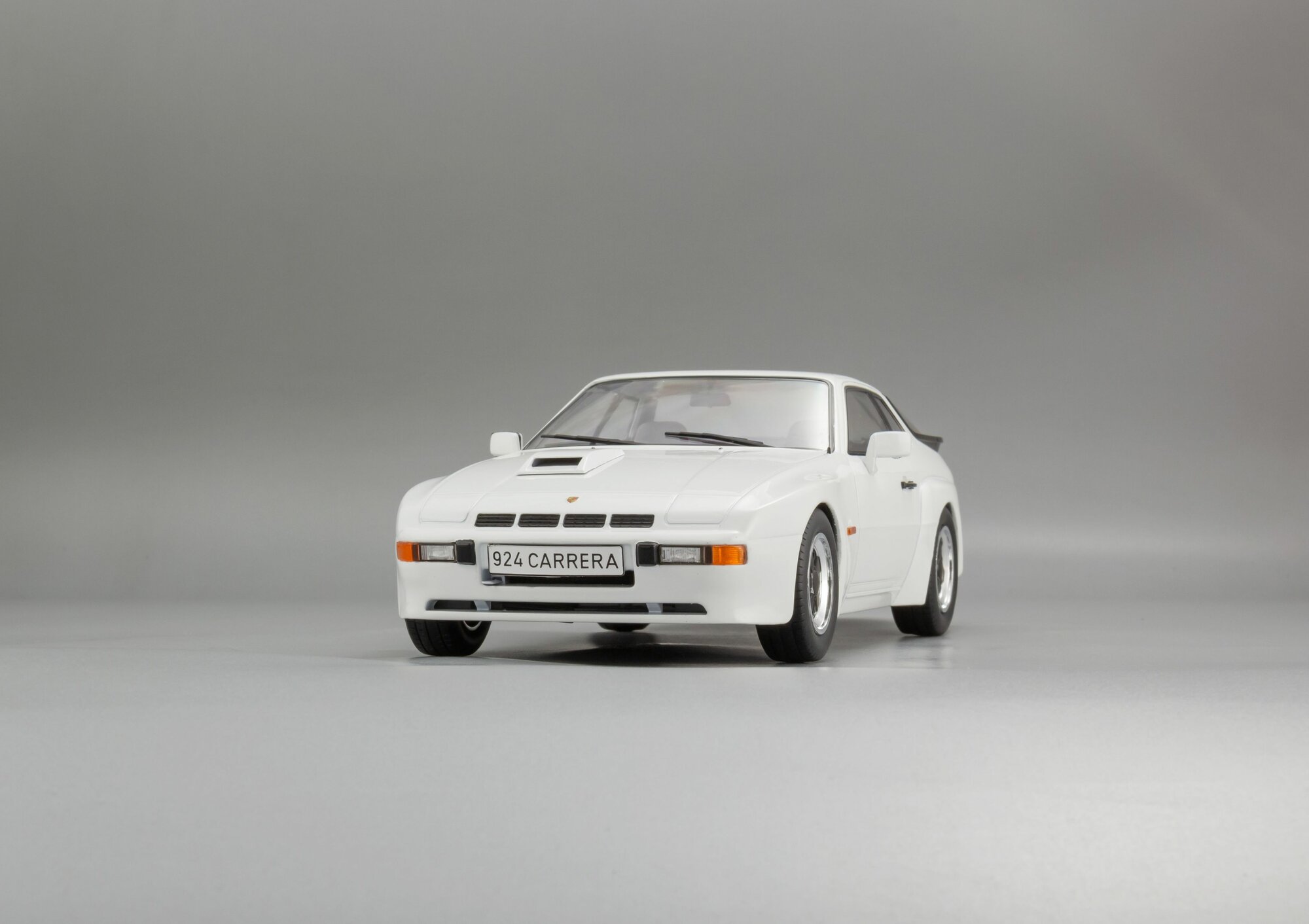 1:18 Porsche 924 Carrera GT - 1981, Коллекционная масштабная модель от MCG — фото 1
