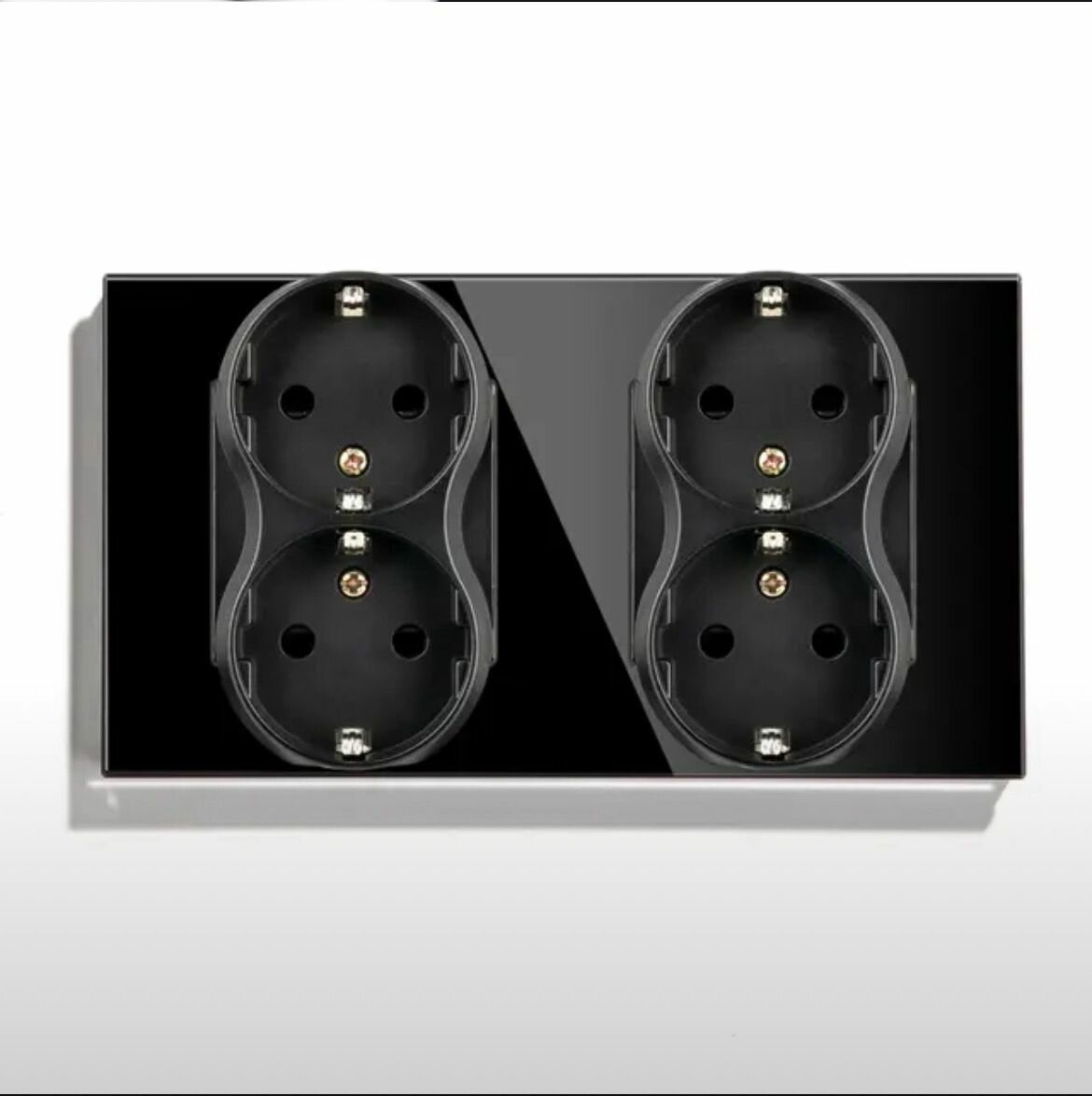 фото Розетка двойная из серии умного дома с защитной шторкой