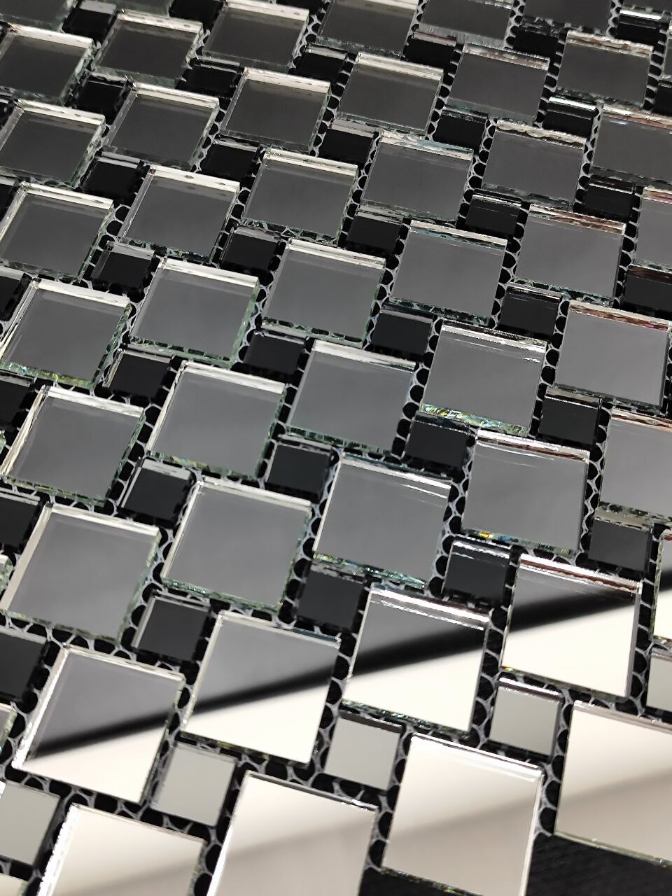 Зеркальная мозаика на сетке 300х300 мм, серебро 70%, графит 30% (10 листов) - фотография № 9