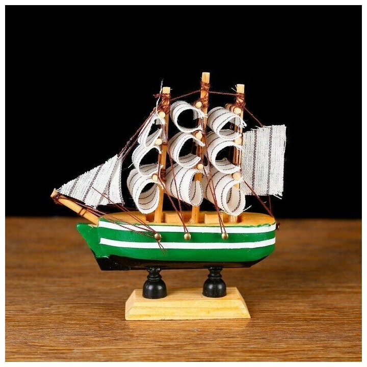 Корабль сувенирный малый Клеймор, борта зелёные с белой полосой, паруса белые, 3 x 10 x 10 см