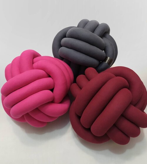 Декоративная подушка-узел 30х30 см. Современный интерьерный декор. Диванная подушка в форме шара ярко-розового цвета(0113)