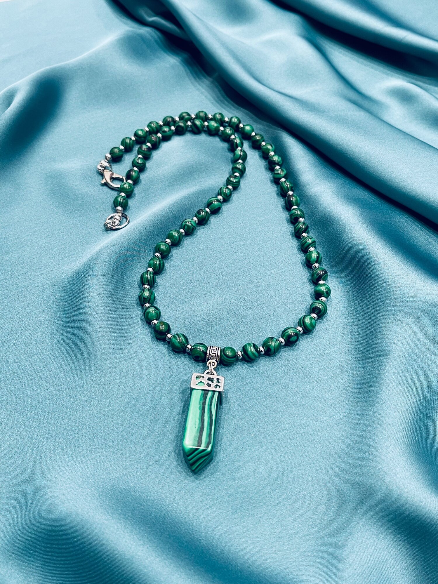Колье Jewellery by Marina Orlova, малахит синтетический, длина 50 см, зеленый
