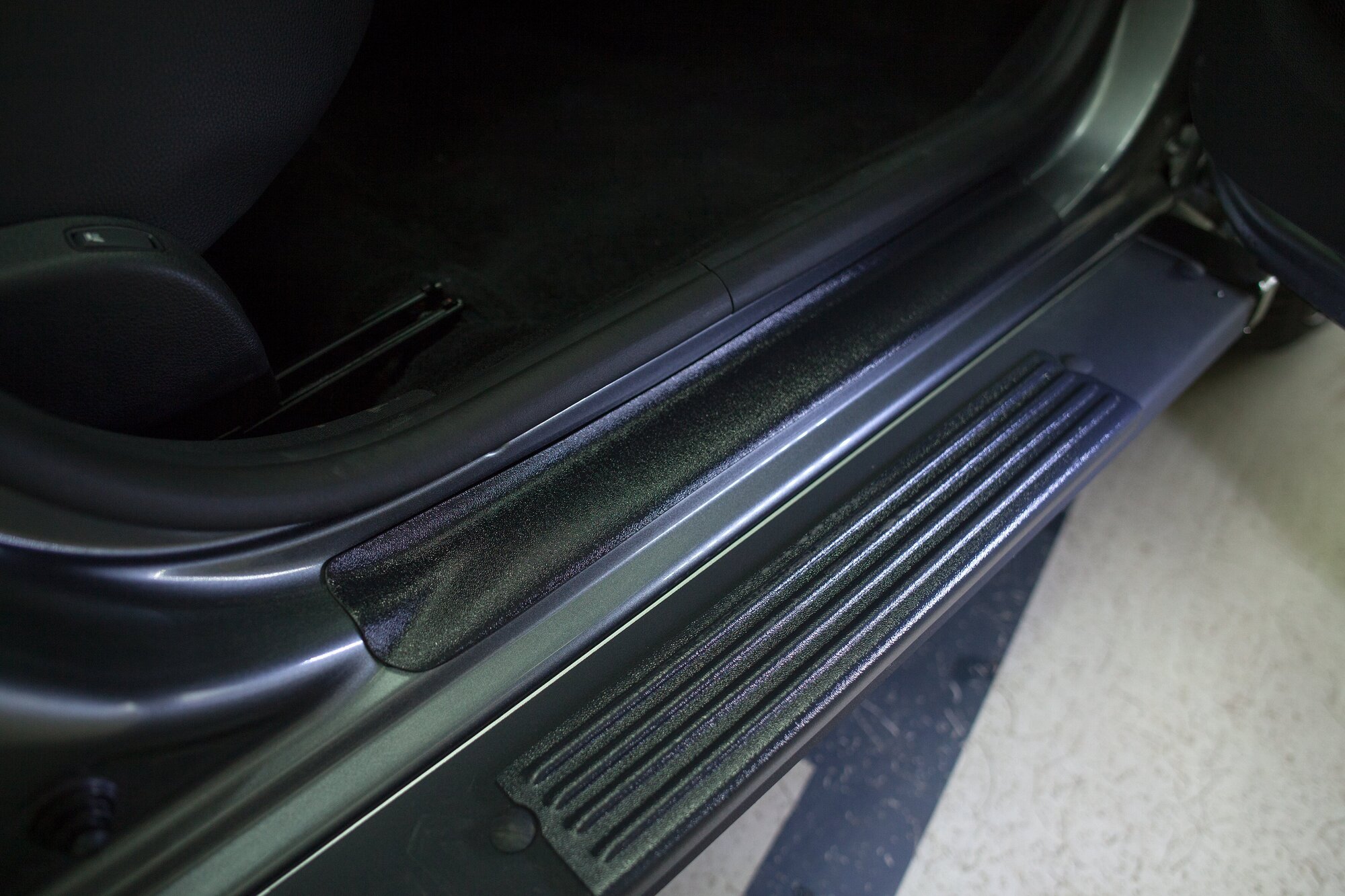 Накладки на внутренние пороги дверей(4 шт.) для Nissan Terrano 2014-2015, шагрень / Ниссан Террано