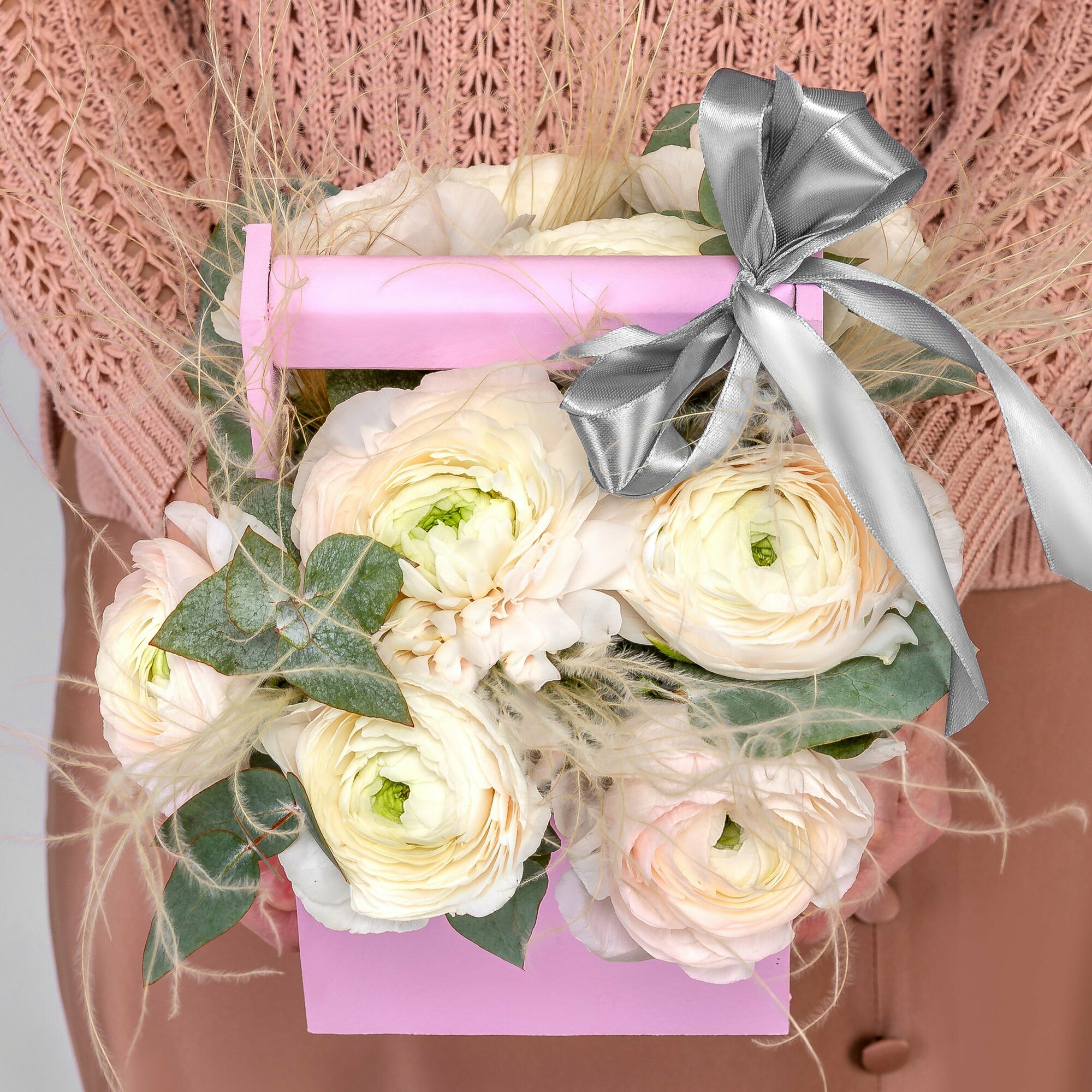 Дуо-букет Мегацвет24 "Ранункулюсы и Ковыль" нежно-розовый/белый в ящике