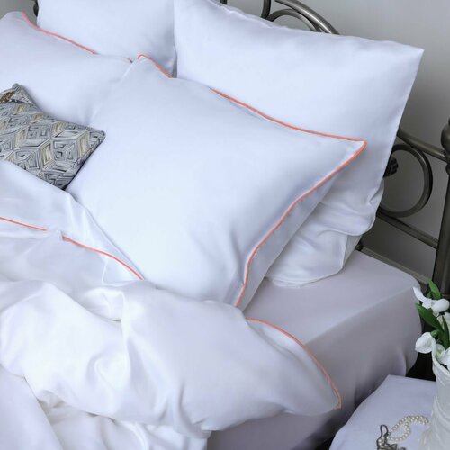 Комплект постельного белья из премиального тенселя 15-спальный в белом цвете с розово-коралловым кантом от Mollen 12660₽