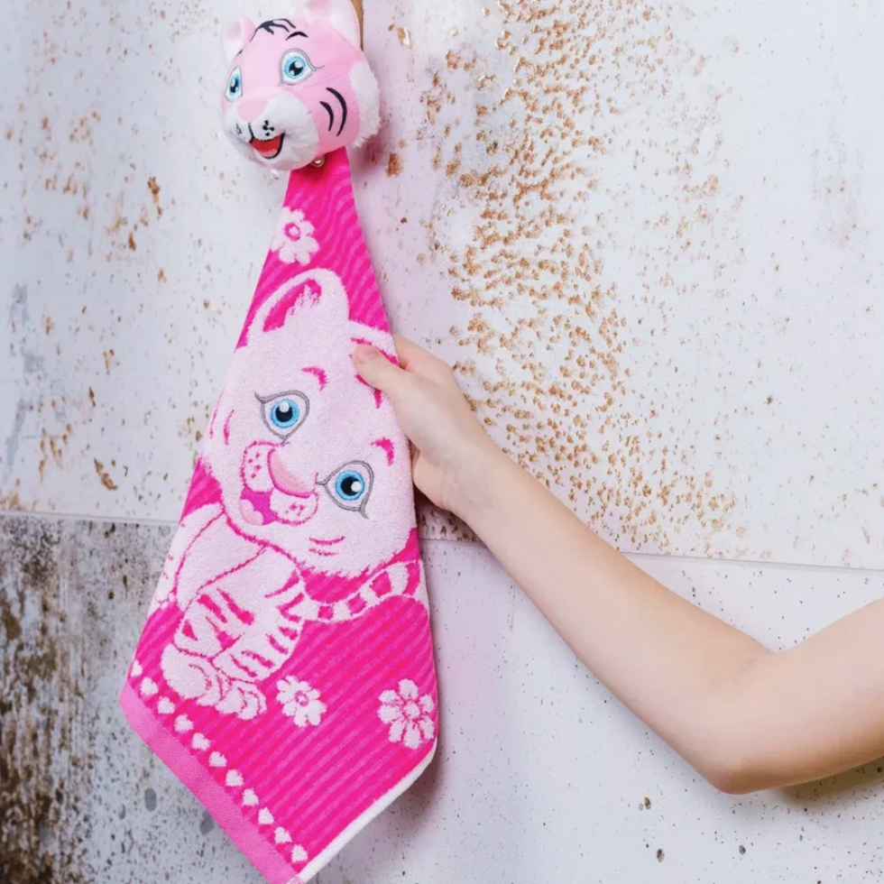 фото Детское полотенце для рук и лица с игрушкой тигр розовое