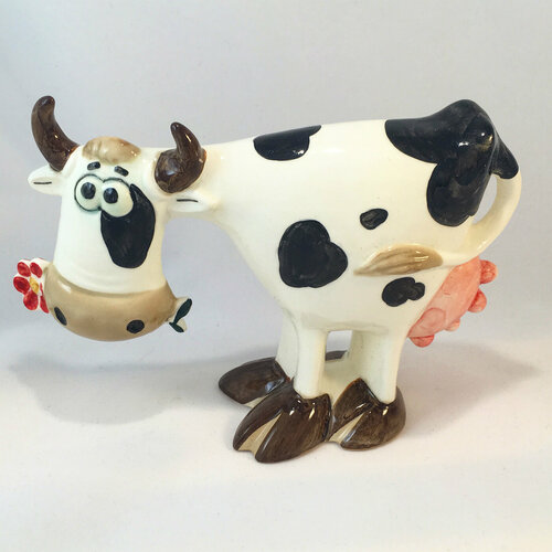 Статуэтка декоративная фарфоровая Корова с цветком с черными пятнами