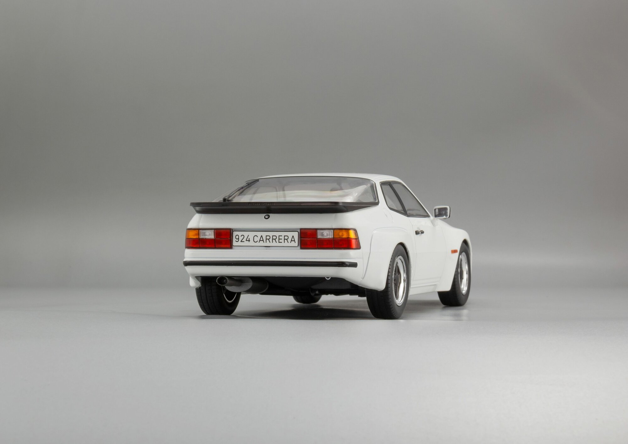 1:18 Porsche 924 Carrera GT - 1981, Коллекционная масштабная модель от MCG — фото 1