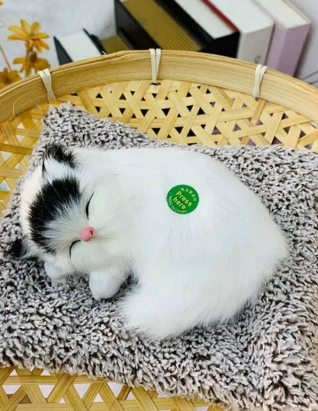 Этот продукт представляет собой мягкую игрушку-спящего котенка, которая очень похожа на настоящую кошку. Она используется не только детьми, но и взрослыми в качестве средства для снятия стресса, милого украшения или подарка.