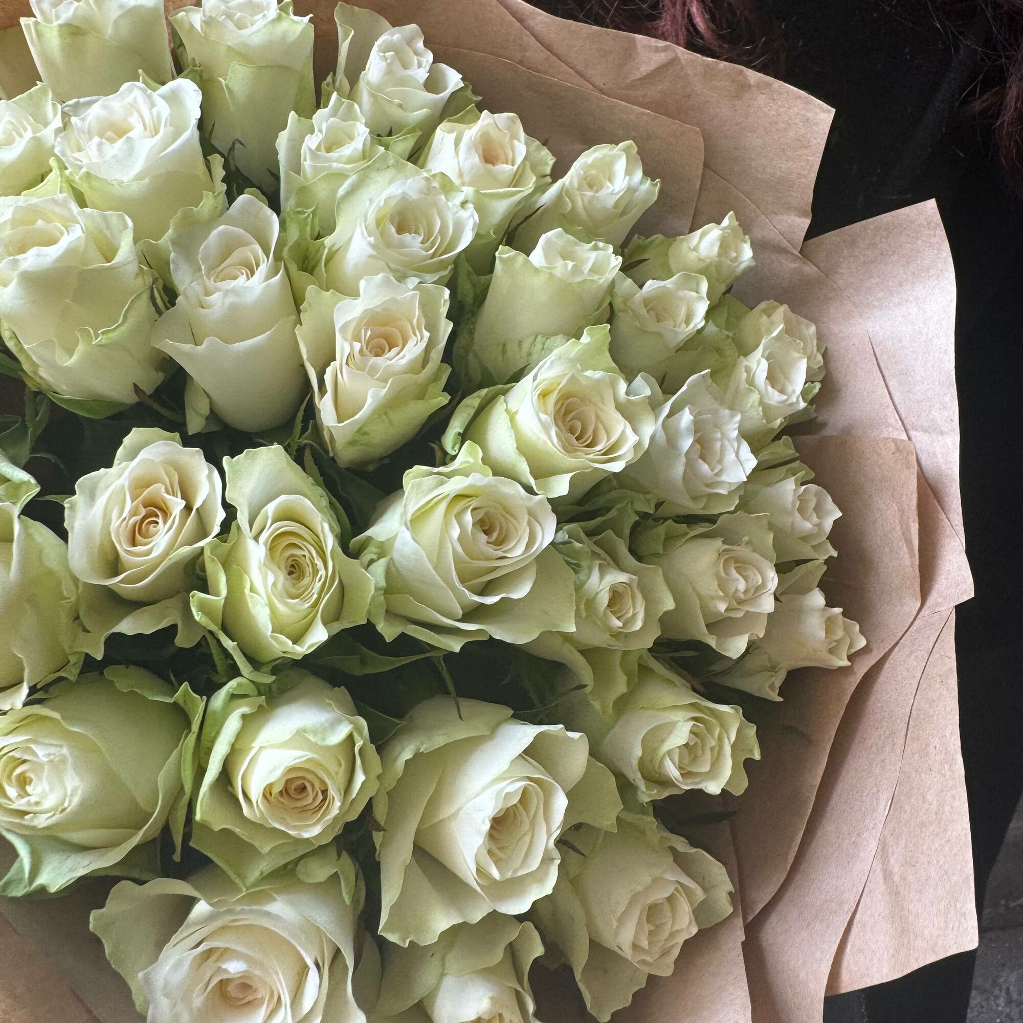 Букет из 35 белой розы Кения 40 см в крафтовой упаковке
