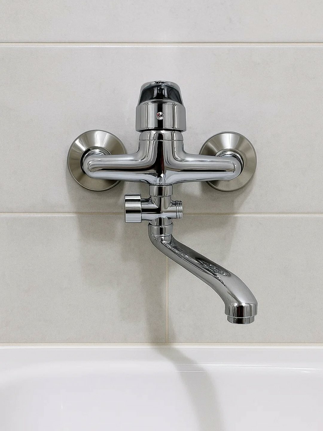 Настенный смеситель с монолитным изливом — классический дизайн и надёжность