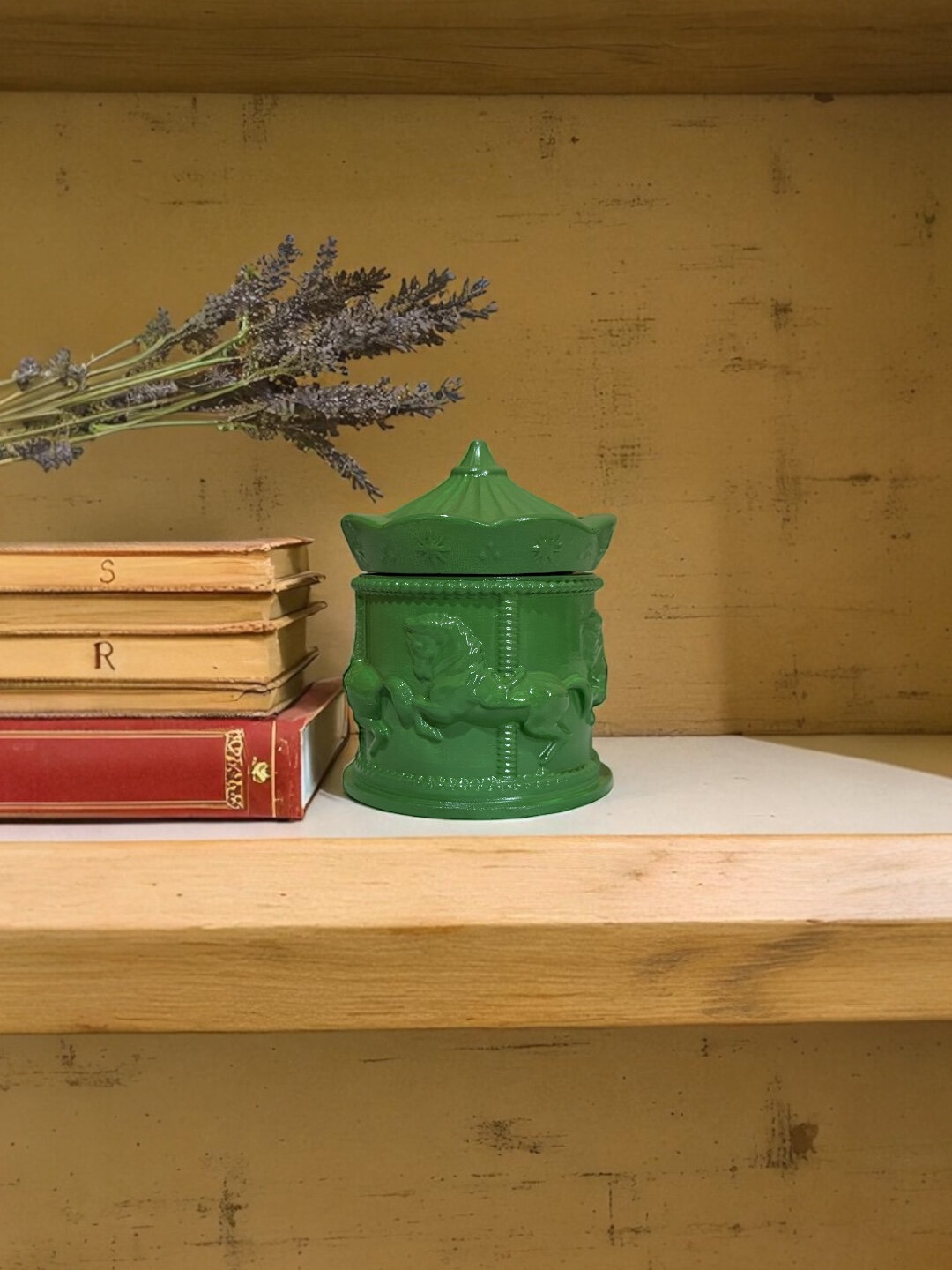 Декоративная Арома-свеча Карусель, 9*9*10 см - Лесной зеленый