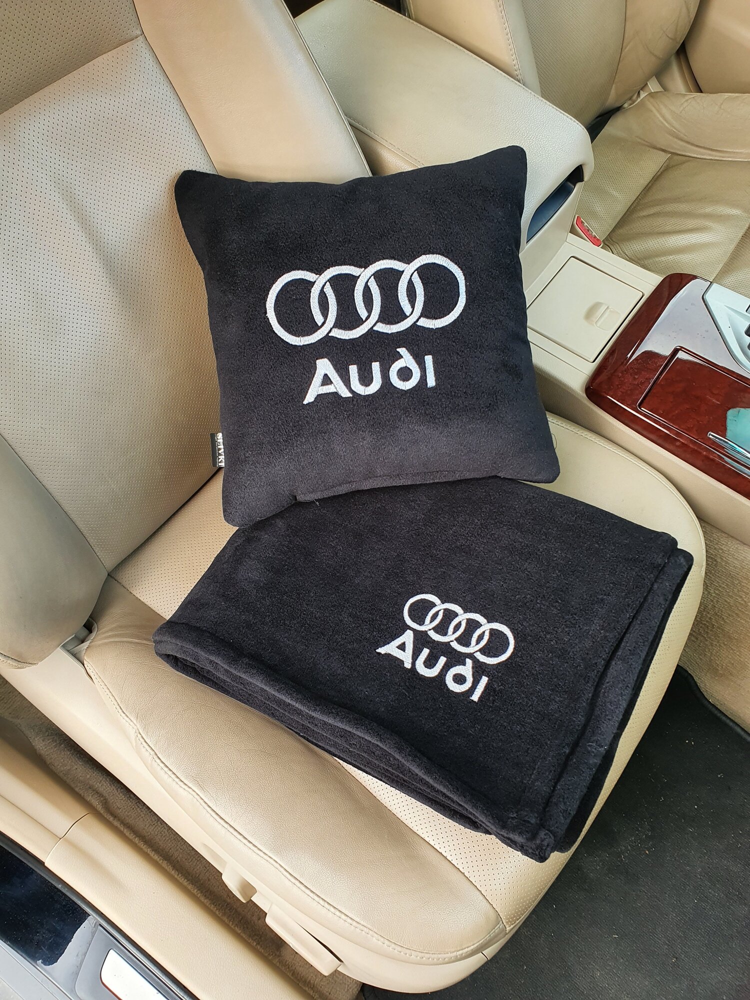 Автомобильный комплект с вышивкой логотипа "Ауди": подушка 30х30 см и плед 150х150см цвет черный - фотография № 3