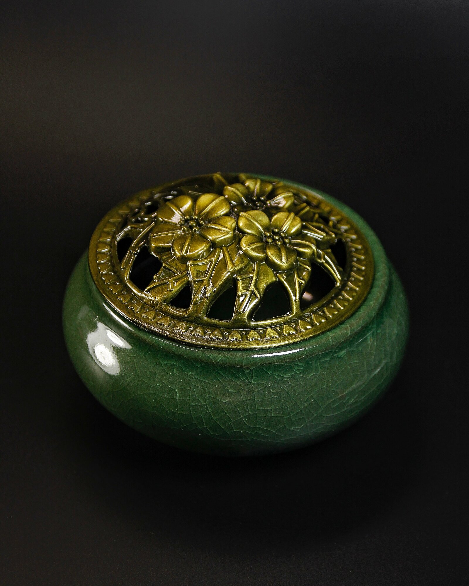 фото Шкатулка для украшений Нефритовый цветок, керамика, зеленая