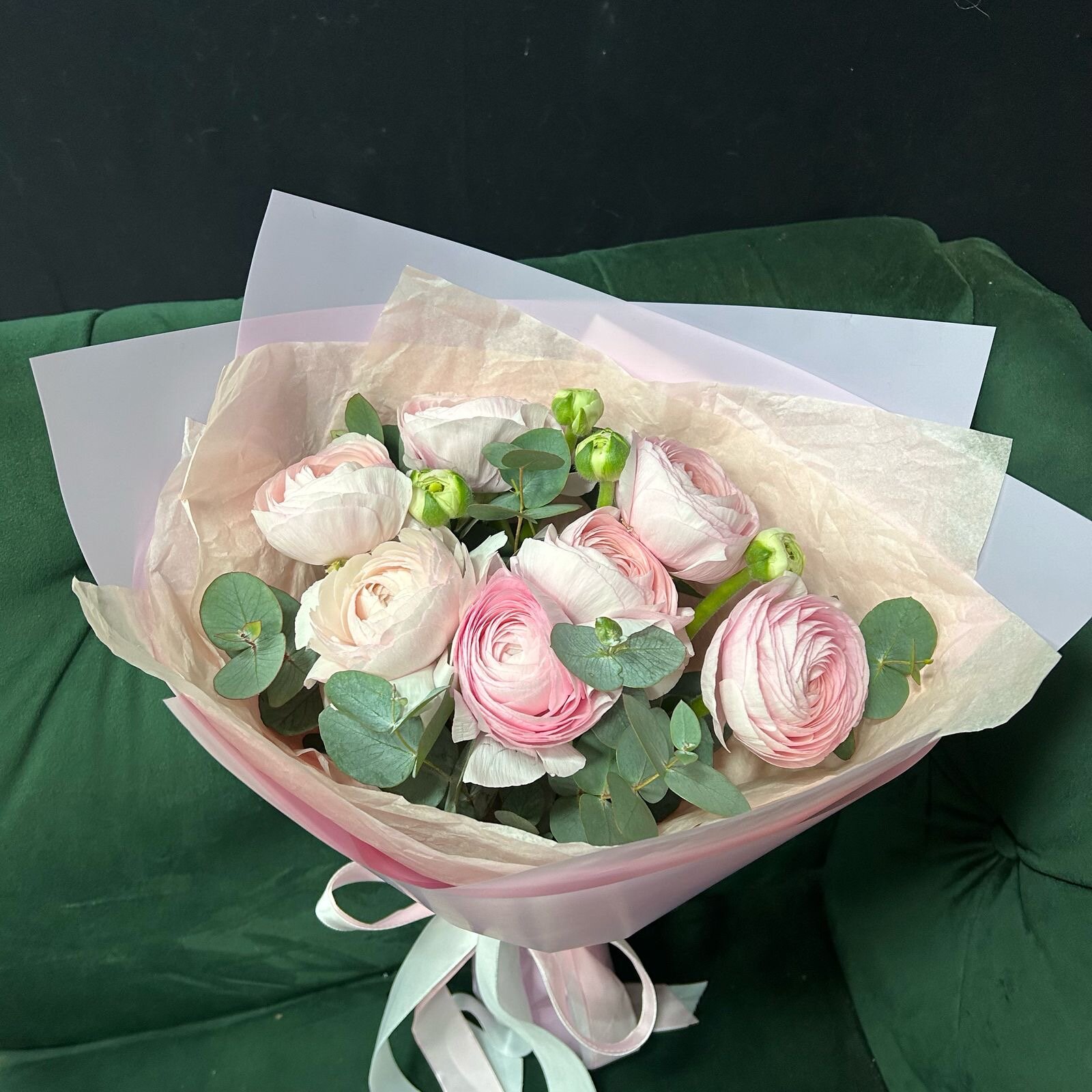 Букет из розовых ранункулюсов Леди с ветками эвкалиптом ( 7 шт)