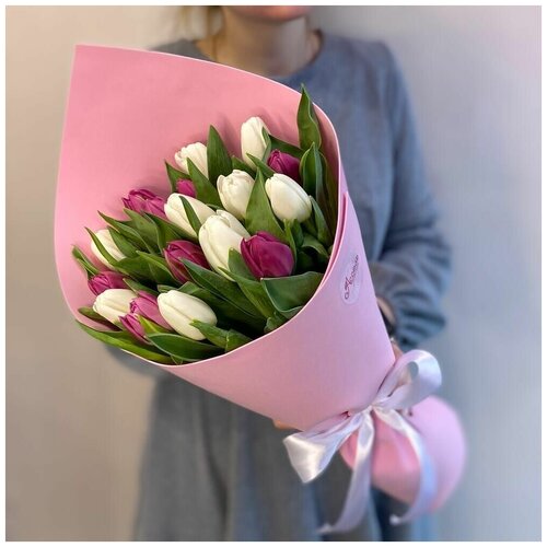 Букет из белых и фиолетовых тюльпанов на 8 марта