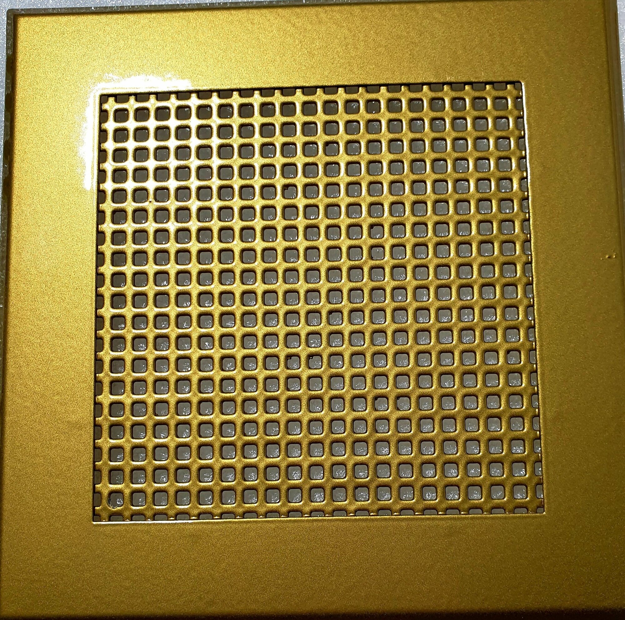 Вентиляционная решетка металлическая на магнитах 100х100мм. Перфорация "рисунок" квадрат. Цвет: золотой