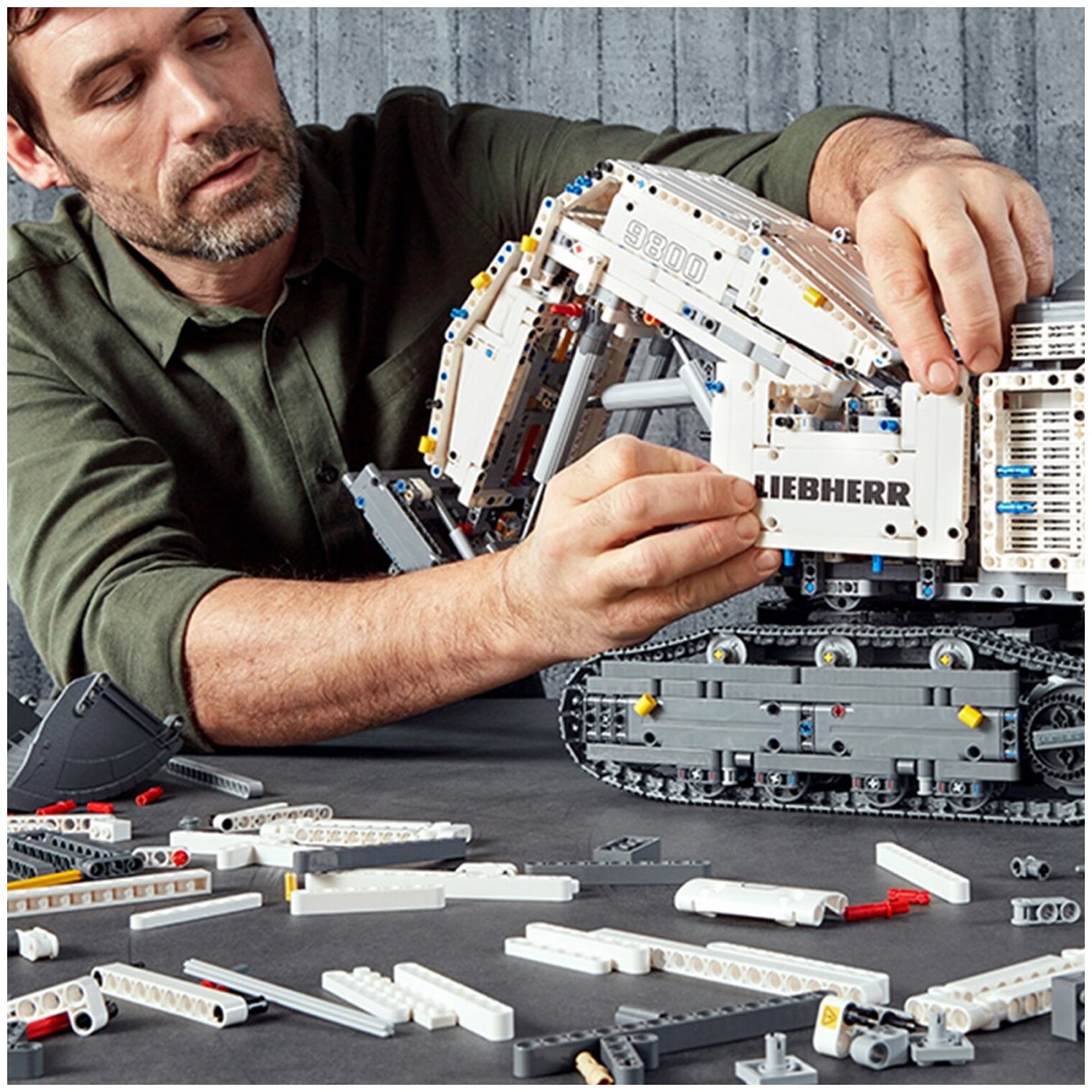 Конструктор LEGO Technic Экскаватор Liebherr R 9800 - фото №14