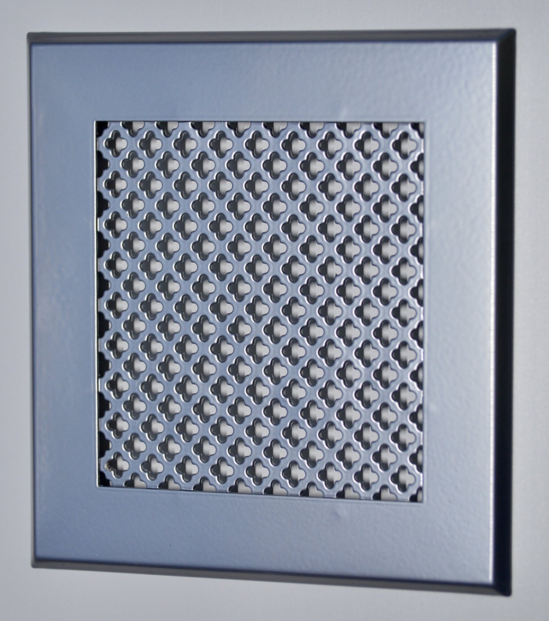 Вентиляционная решетка металлическая на магнитах 150х150мм, тип перфорации мелкий цветок, хром
