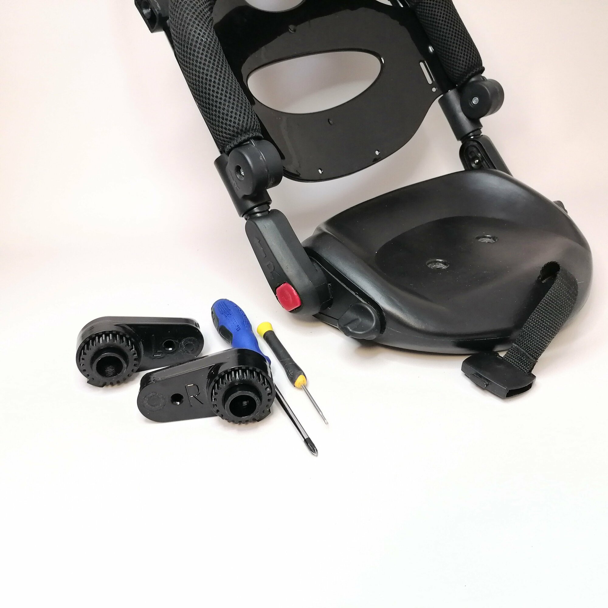 Рычаг и шестерня от механизма наклона сиденья детского велосипеда с поворотным сиденьем, левая сторона
