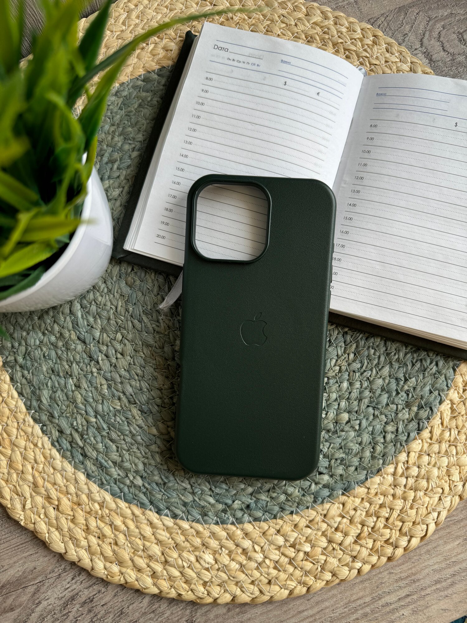 Чехол зеленый для IPhone 14 Pro Leather Case с анимацией и функцией MagSafe — фото 1