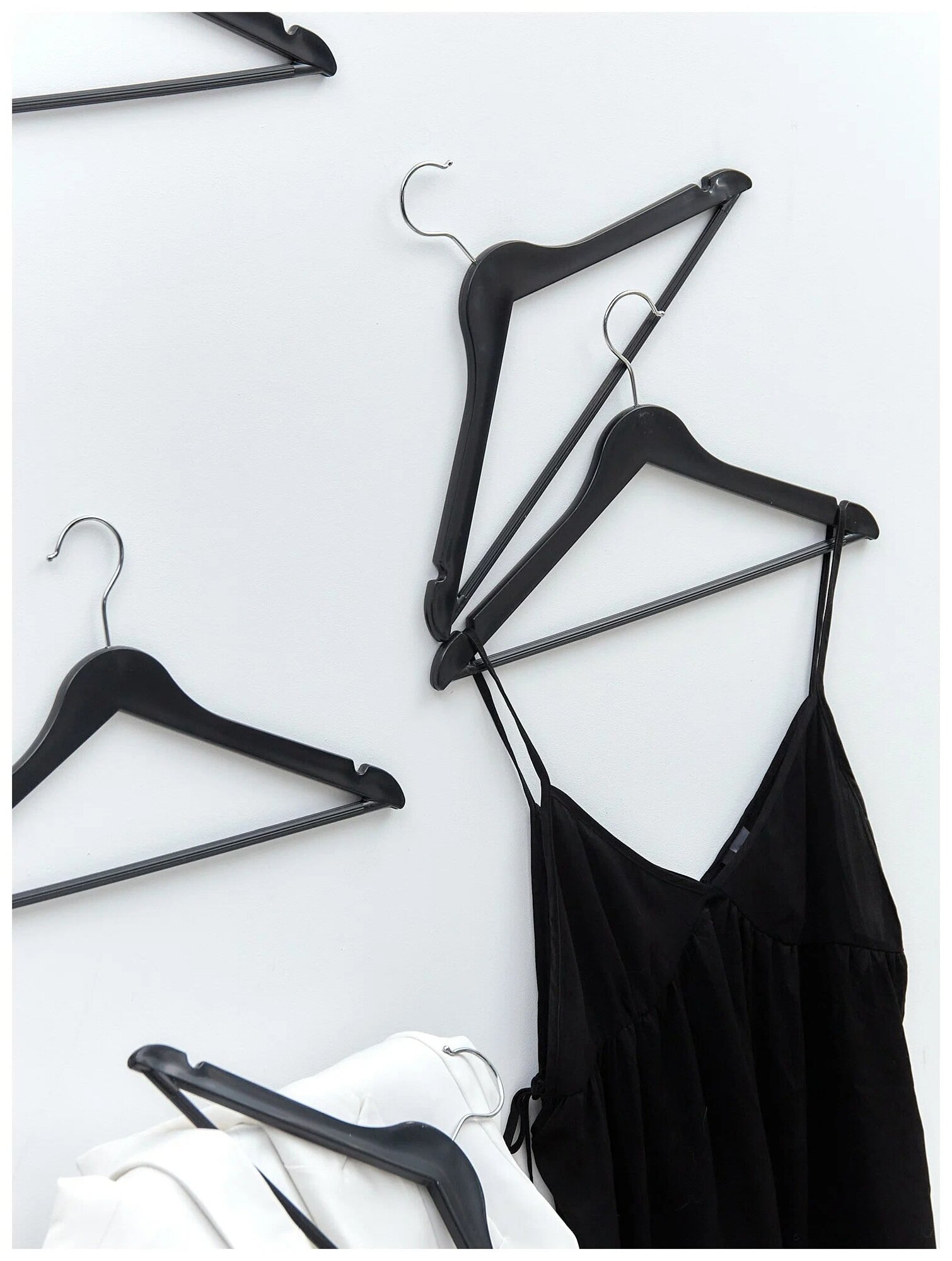 Вешалки-плечики для одежды пластик под дерево с перекладиной, цвет черный, 44 см, комплект 5 штук - фотография № 9