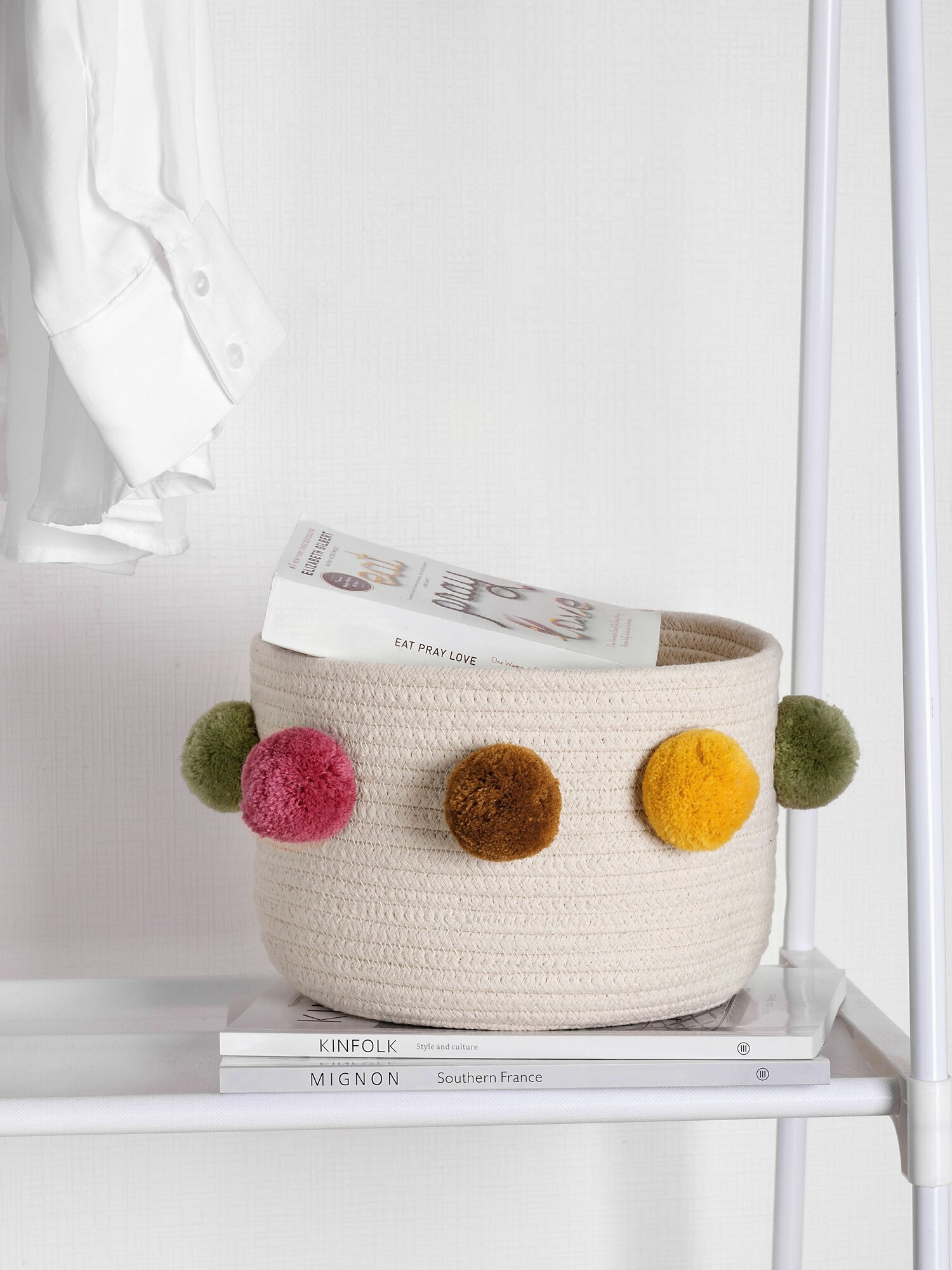 фото Корзинка с помпонами для хранения игрушек, вещей плетеная хлопковая маленькая